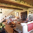 Les poutres du salon qui se prolongent dans la cuisine font 9 mètres de long ; Catherine les a dénichées chez un récupérateur près d’Aix en Provence. Les poutres du salon qui se prolongent dans la cuisine font 9 mètres de long ; Catherine les a dénichées chez un récupérateur près d’Aix en Provence.