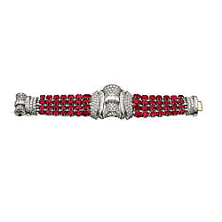 Bracelet de rubis et diamants, circa 1950, conçu comme quatre rangs flexibles de rubis coussins   espacés par les petits diamants de taille brillant ; au centre un motif d'arc de ruban stylisé avec les diamants de taille brillants et baguettes