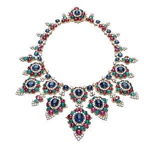 Collier en or et pierre précieuses, 1967-1968. Le devant est décoré de dix grands groupes floraux composés de splendides saphirs cabochon entourés de diamants taille brillant, puis d’émeraudes et rubis en cabochon