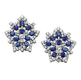 Paire de broches en saphir et diamants montés sur platine, circa 1955,  chacune représentant une feuille stylisée, composée de 10 saphirs de taille coussin, et de diamants baguettes et brillants