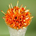 En entrée ou pour l'apéro, roulez les rubans de carottes et placez-y les allumettes de pomme poudrées de curry