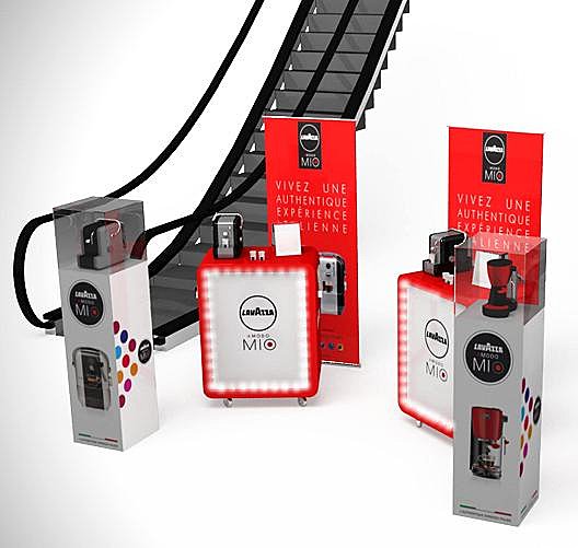 Une pause café au milieu de la foule