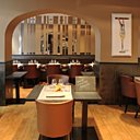 Bois clair et fauteuils confortables pour un dîner méditerranéen