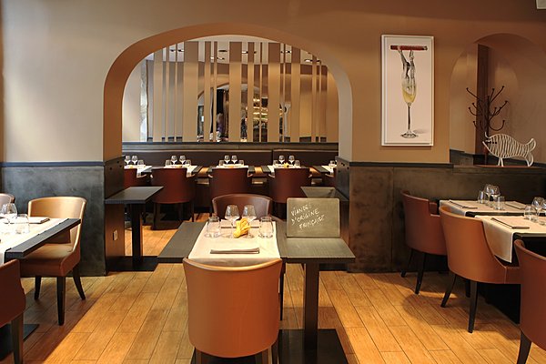 Bois clair et fauteuils confortables pour un dîner méditerranéen