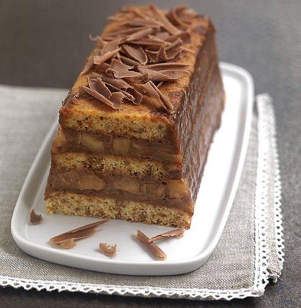 Bûche pralinée au pain dépice et pommes caramélisées, un dessert de fête