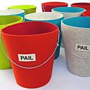 Jouets ou chaussettes ? Tout se range dans cet original seau en feutre double épaisseur, facile à transporter. H 34 cm. 89 €. Seau en feutre Little Collection. Balouga.