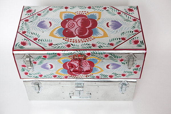 Pour les globe-trotters en herbe, des malles en zinc peintes comme celles que l’on trouvait dans les bazars indiens. 52 x 30 x 20 cm. 60 €. Zinc boxes. Ouma Productions.