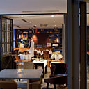 Ambiance club: plus pour le bar que pour la table