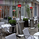 Une grande terrasse calme ouvre aux beaux jours