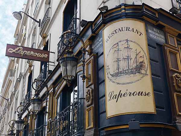 A l'angle du quai et de la rue des Grands Augustins