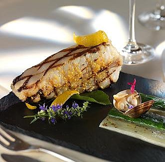 turbot breton  accompagné d'artichauts poivrade à la crème de truffe et de coquillages