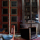 Ambiance masculine dans la bibliothèque