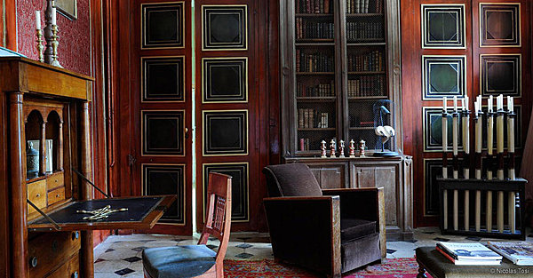 Ambiance masculine dans la bibliothèque