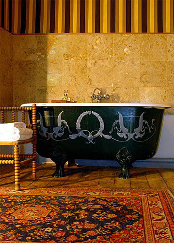 Baignoire décorée de grotesques