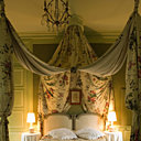 Baldaquin fleuri dans la chambre de la roseraie