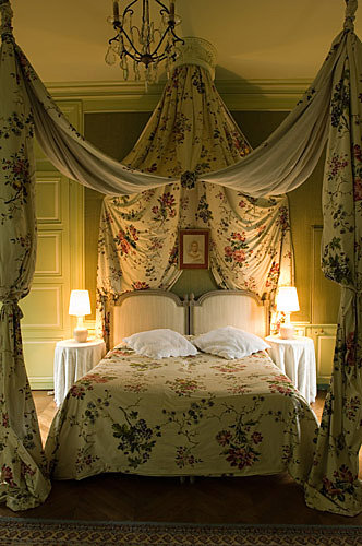Baldaquin fleuri dans la chambre de la roseraie