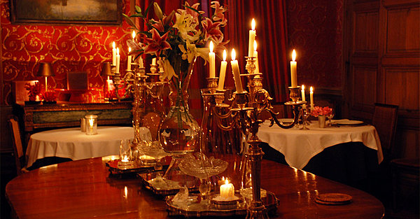 Dîner aux chandelles dans la grande salle à manger