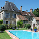 La longue piscine est chauffée de mai à octobre