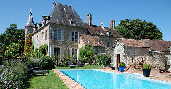 La longue piscine est chauffée de mai à octobre