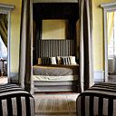 Rayures et baldaquin dans la chambre de Madame