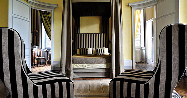 Rayures et baldaquin dans la chambre de Madame