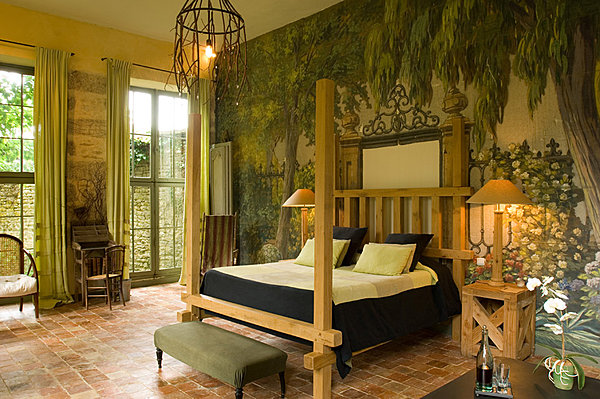 Un grand décor peint sert de toile de fond dans la chambre de l'orangerie