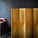 Le paravent à 4 volets est habillé recto verso de marqueterie de paille de seigle cirée