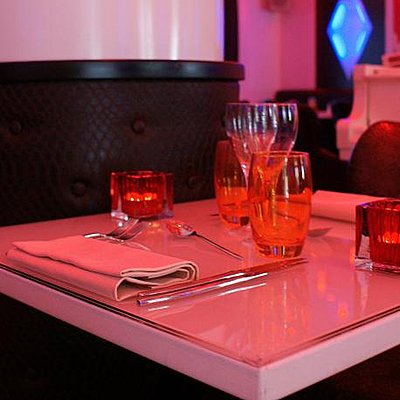 Jeux de brillances entre laque, verre et lumières