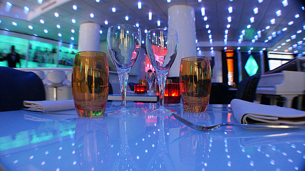 Un jeu de leds changent l'atmosphère colorielle en permanence