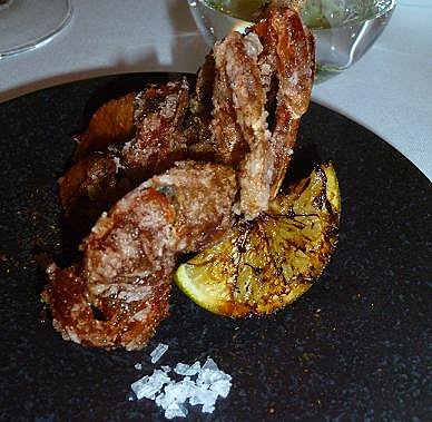 Le crabe mou en friture sera servi avec un Blanc de Blancs 2000