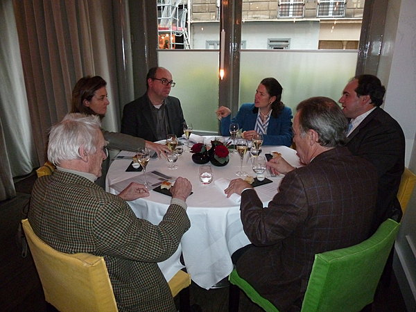Une tablée de gourmets passionnés par les accords mets-champagne