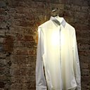 Chemise sur mur de loft