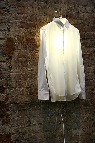 Chemise sur mur de loft