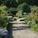 Allées du jardin sous la lumière d'automne