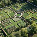 Le potager et ses 16 carrés vu d'avion