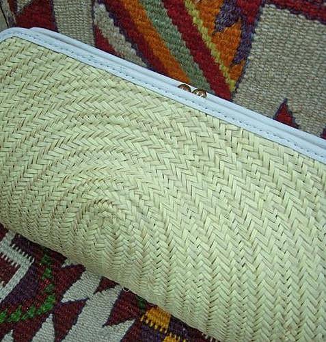 Tapis tissés à la main et maroquinerie en vannerie bordée de cuir