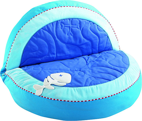 Un lit d’appoint pour les plus petits. Ce canapé est modulable grâce à son dossier réglable sur quatre hauteurs différentes. Structure en bois, garnissage en mousse doublée par rembourrage. 125 x 100 cm. Prix NC. Canapé convertible Trésor du pirate. Haba.