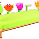 Canapé pendant le jour, il devient lit le soir. En option, un tiroir pour lit gigogne. En contreplaqué de bouleau. 200 x 90 cm. Prix NC. Lit-divan Parterre de fleurs. Haba.