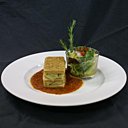 La brandade de morue est servie en élégant millefeuille