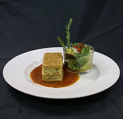 La brandade de morue est servie en élégant millefeuille