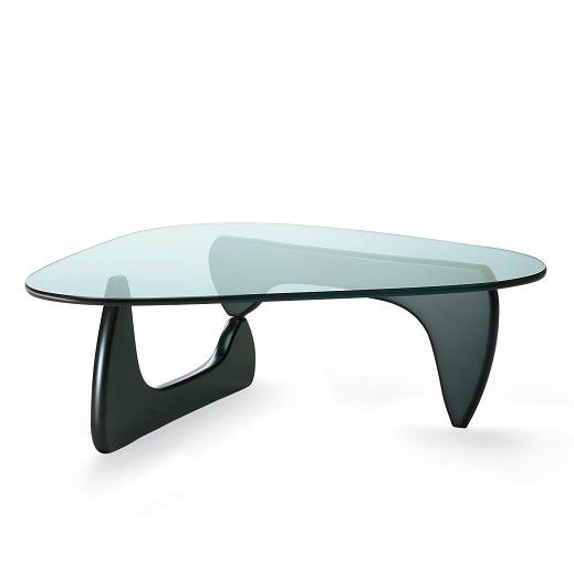 Lignes épurées pour une table à l’esthétique sculpturale