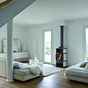 Le blanc joue avec la lumière et les reflets pour mettre en valeur les formes et les matières