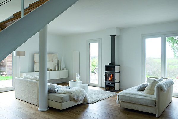 Le blanc joue avec la lumière et les reflets pour mettre en valeur les formes et les matières