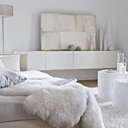 Les blancs se déclinent en nuances subtiles, du plus pur au grisé en passant par des sablés ou argentés