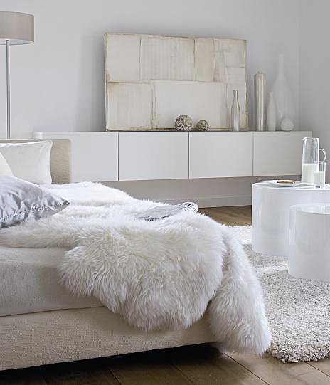 Les blancs se déclinent en nuances subtiles, du plus pur au grisé en passant par des sablés ou argentés