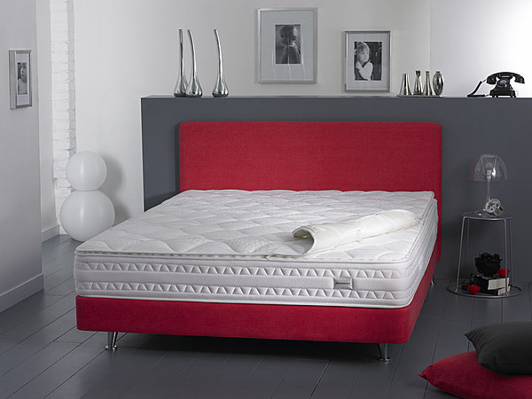 Spécialement destiné aux enfants et adolescents, le matelas possède un surplateau déhoussable et lavable en machine en cas de petit accident. Matelas ressorts ensachés. Softclean. Simmons.