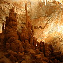 Stalacmites,stalactites,draperies, cônes inversés, et lustres de cristaux dans ce gouffre aux dimensions vertigineuses