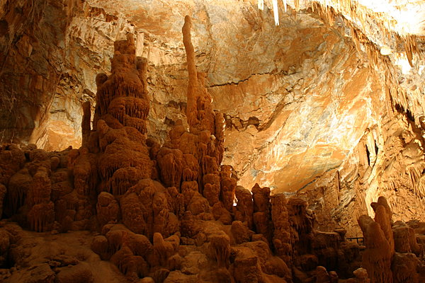Stalacmites,stalactites,draperies, cônes inversés, et lustres de cristaux dans ce gouffre aux dimensions vertigineuses