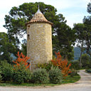 A l'entrée du domaine, le pigeonnier veille
