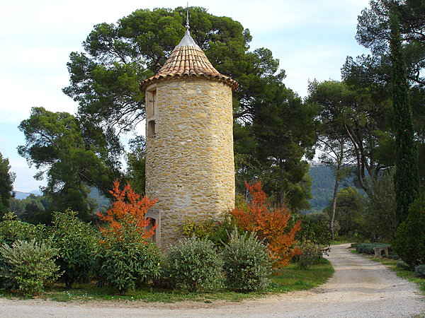 A l'entrée du domaine, le pigeonnier veille